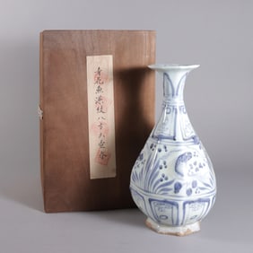 Chinese fine b/w vase with box