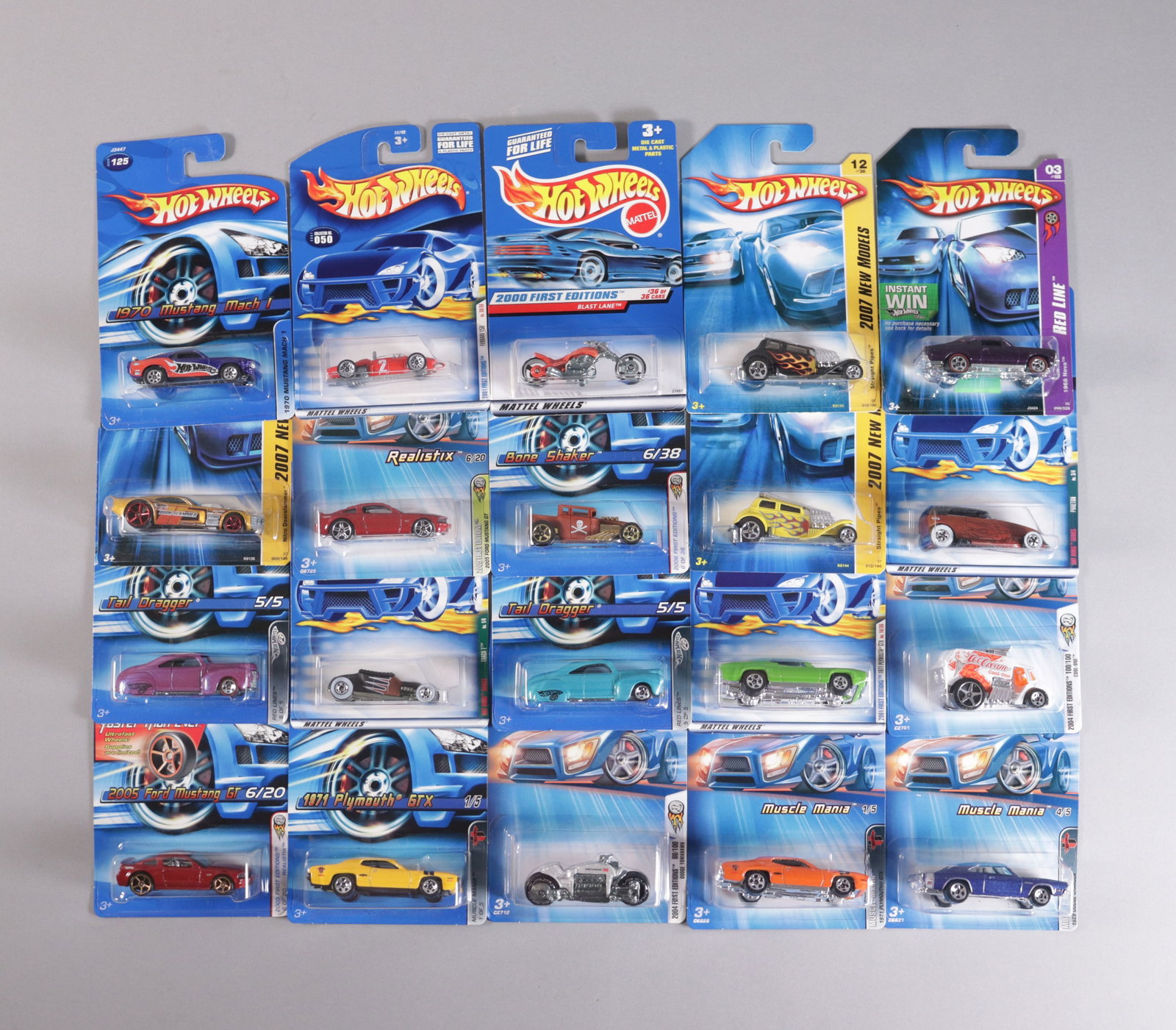Lots Hot Wheels in original packaging: Lots Hot Wheels in original packaging.