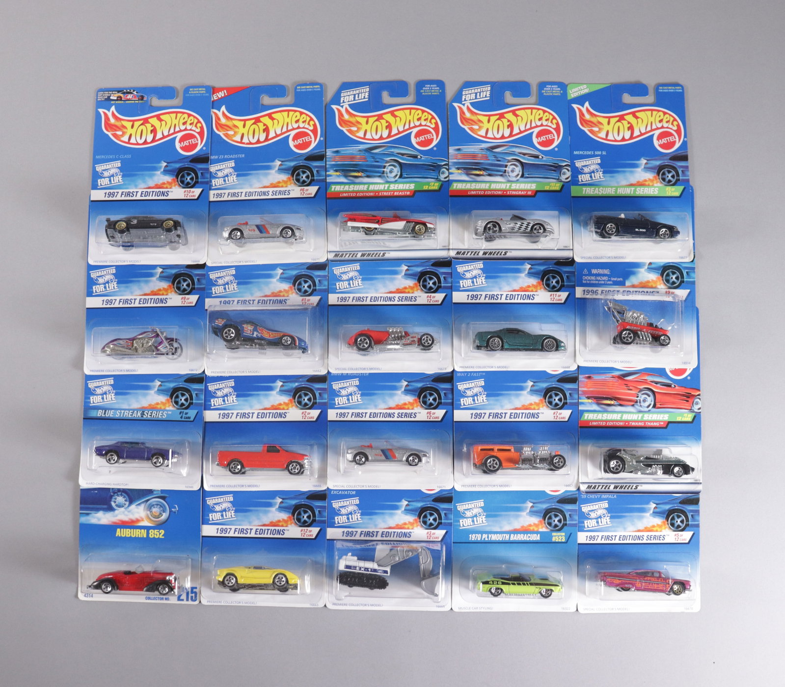 Lots Hot Wheels in original packaging: Lots Hot Wheels in original packaging.