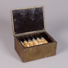 Lots of gold flakes, ungraded