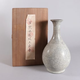 Chinese fine crackled vase with box
