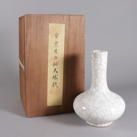 Chinese fine crackled vase
