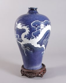 Chinese fine blue dragon vase