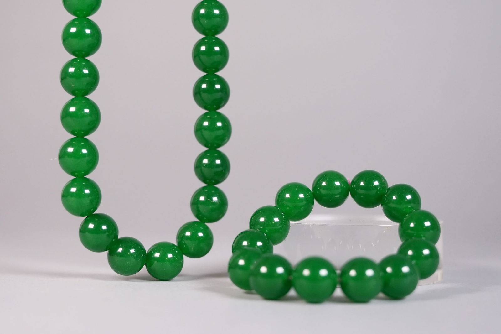 Lots Chinese apple green items: Lots Chinese apple green beaded items. Ungraded.