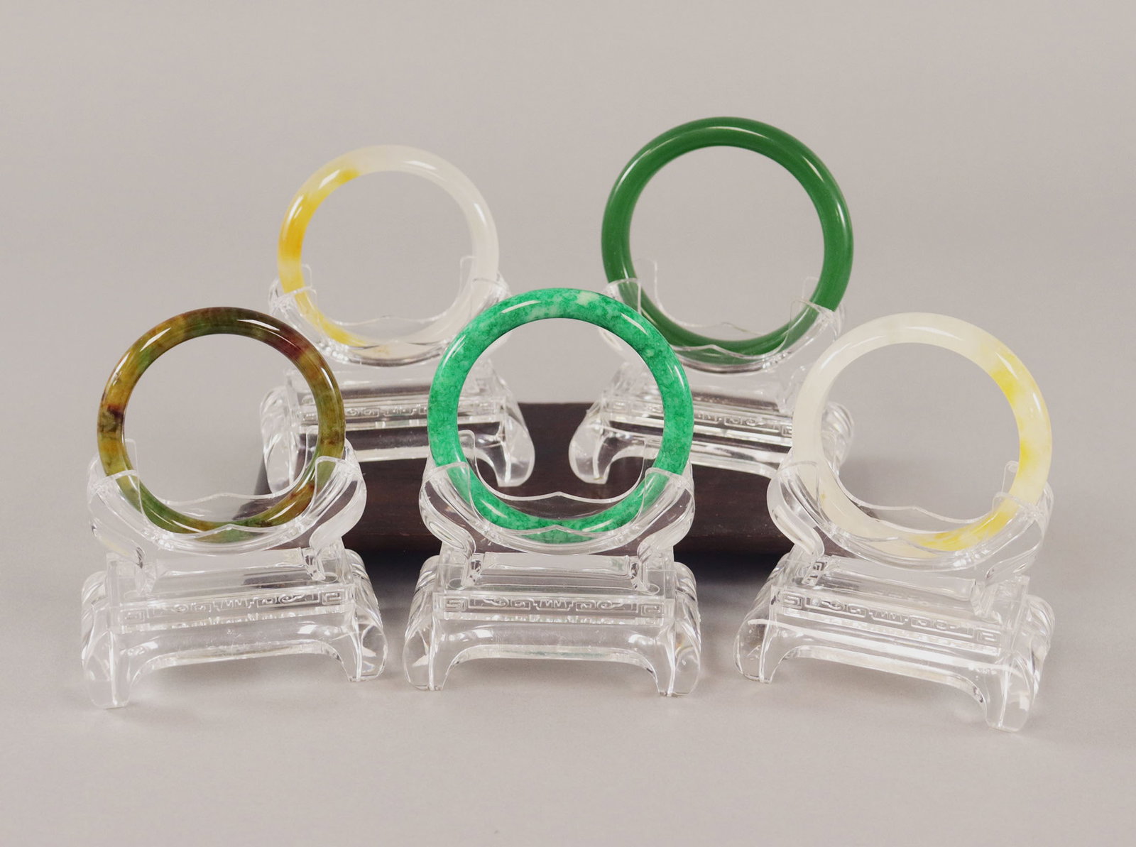 Lots Chinese fine bangles: Lots Chinese fine bangles.