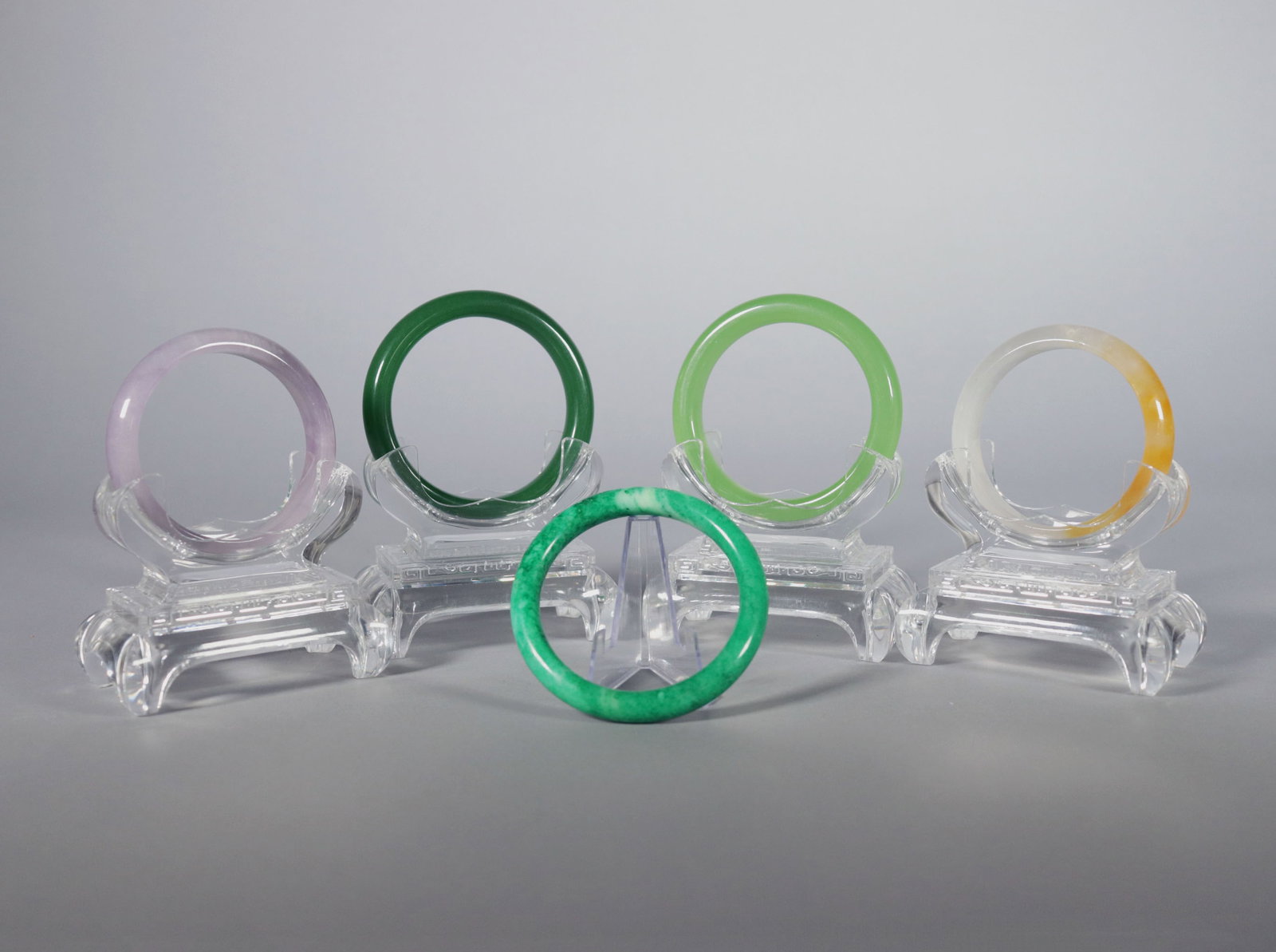 Lots Chinese fine bangles: Lots Chinese fine bangles.