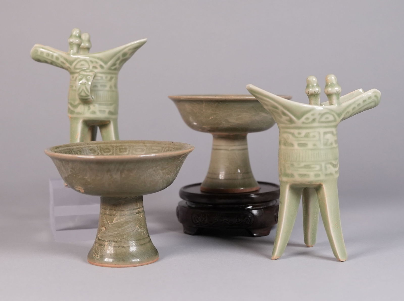 Lots Chinese ceramic items: Lots Chinese ceramic items. Largest H: 5" x W: 4.2."