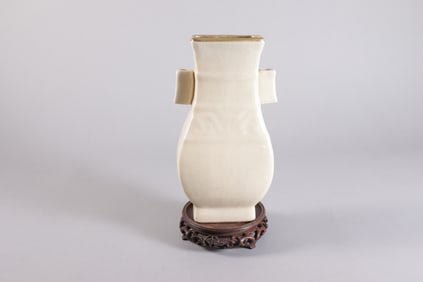 Chinese fine handled vase