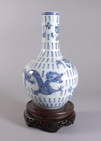 Chinese fine dragon vase