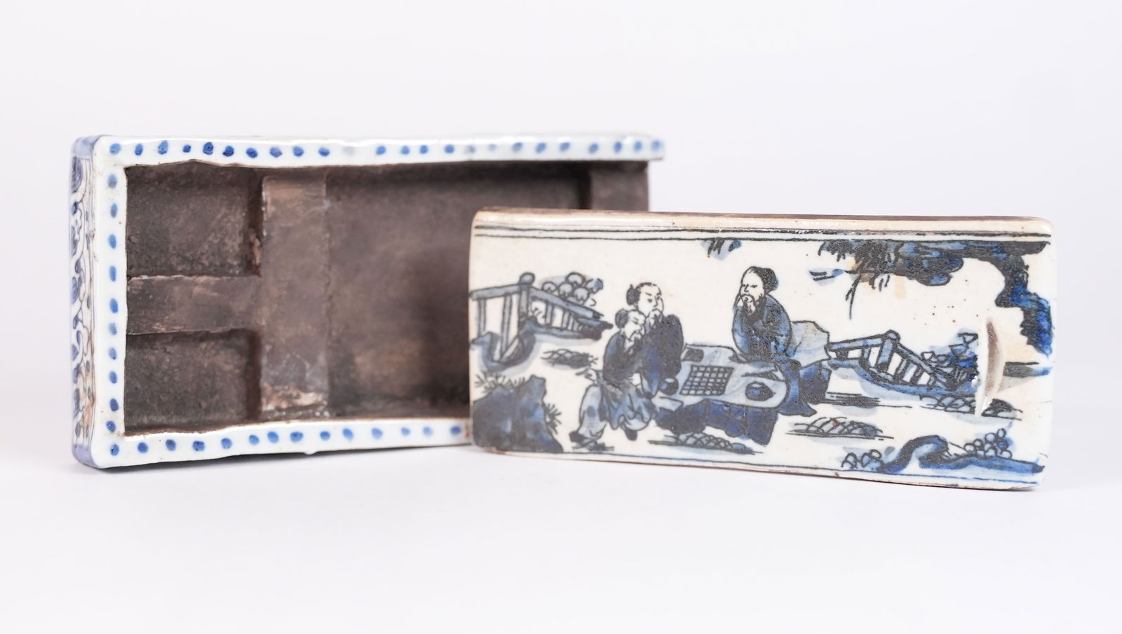 Chinese antique ink well: Chinese antique ink well. H: 3.2" x W: 6.3."