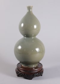 A Chinese gourd vase