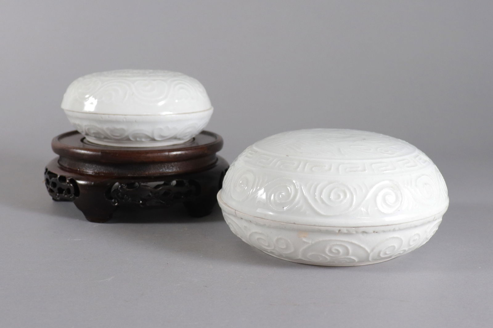 Chinese fine lidded box: Chinese fine lidded box. H: 2.8" x W: 6.1."