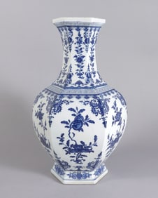 Chinese fine b/w vase