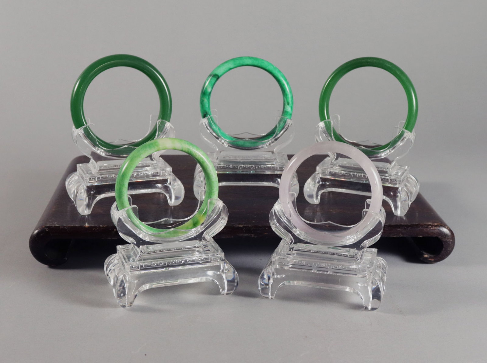 Lots Chinese fine bangles: Lots Chinese fine bangles.