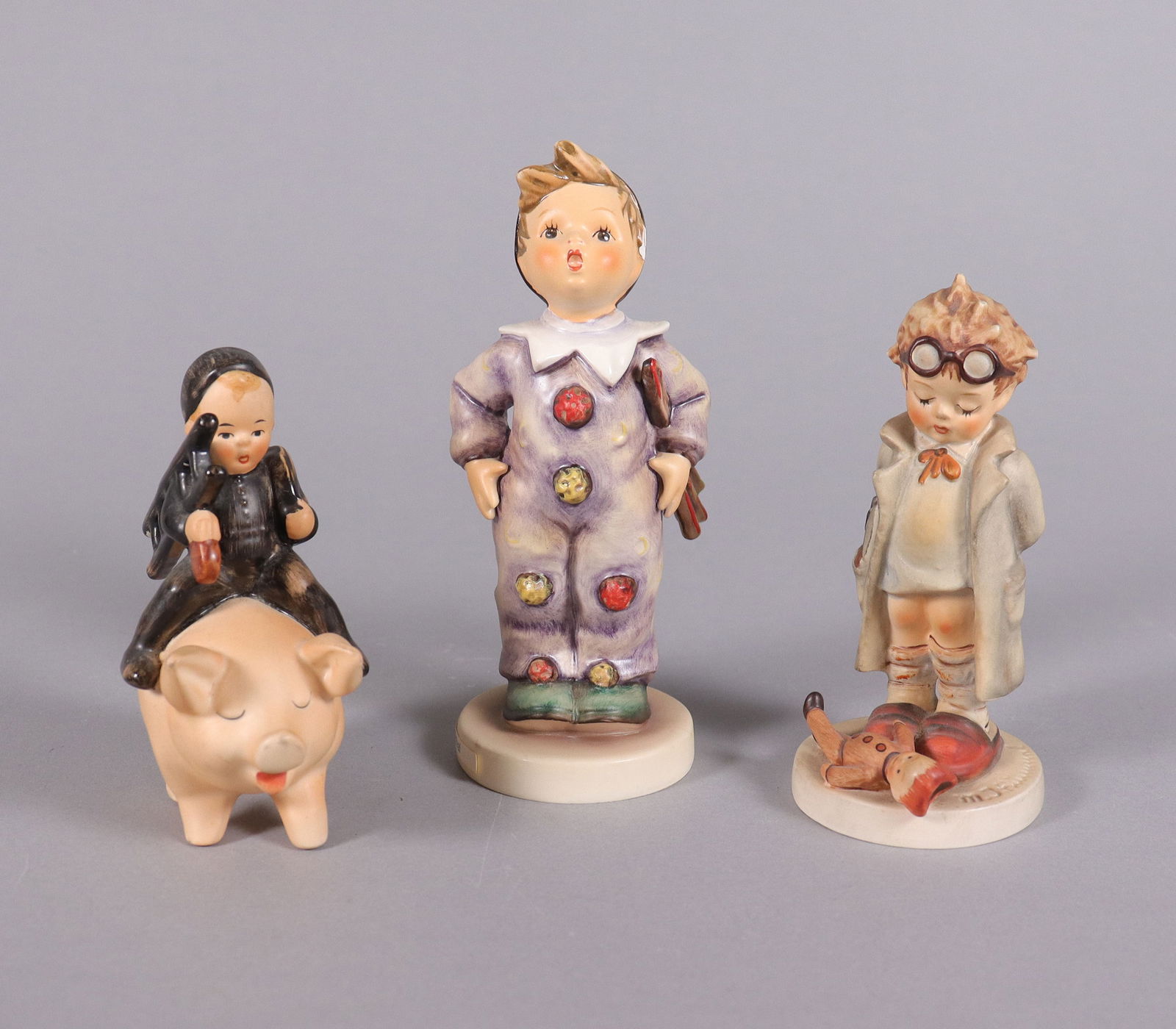 Lots Goebel Hummel Germany: Lots Goebel Hummels, made in Germany. Condition as is, some has condition issue, please refer to detail photos.