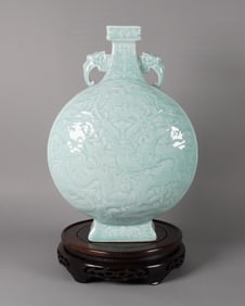 Chinese important fine dragon vase