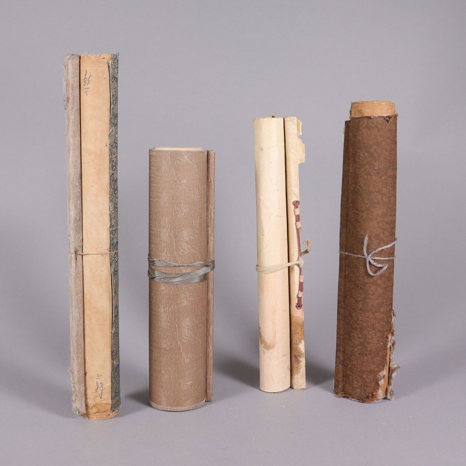 Lots Chinese scrolls estate: Lots Chinese scrolls estate, condition selling it as is. From an European estate.