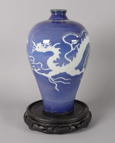 Chinese b/w dragon vase