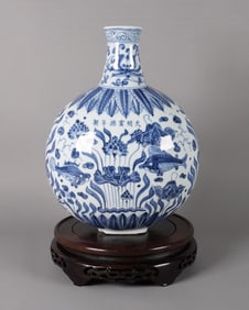 Chinese b/w fine vase