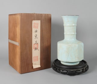 Chinese fine celadon vase with box