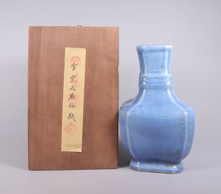 Chinese blue vase with wooden box