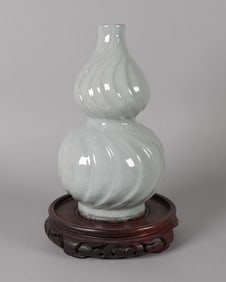 Chinese fine gourd vase