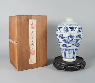 Chinese b/w fine vase with wooden box