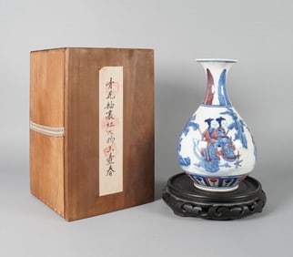 Chinese fine vase with wooden box