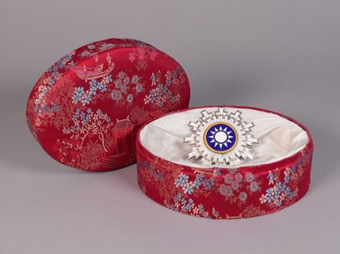 Chinese fine war medal in silk box major estate