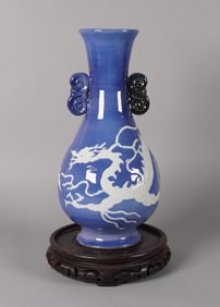 Chinese fine blue dragon vase