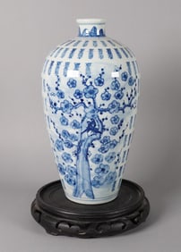 Chinese b/w fine vase