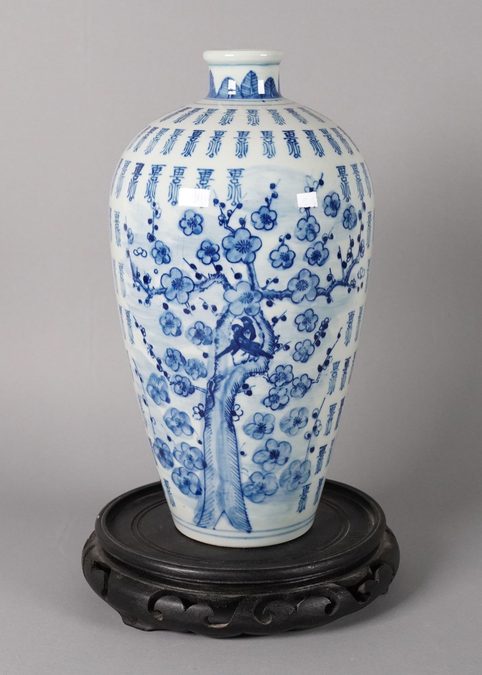 Chinese b/w fine vase (1 of 6)