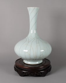 Chinese fine crackled vase