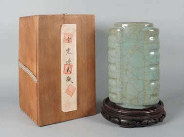 Chinese fine crackled vase with box