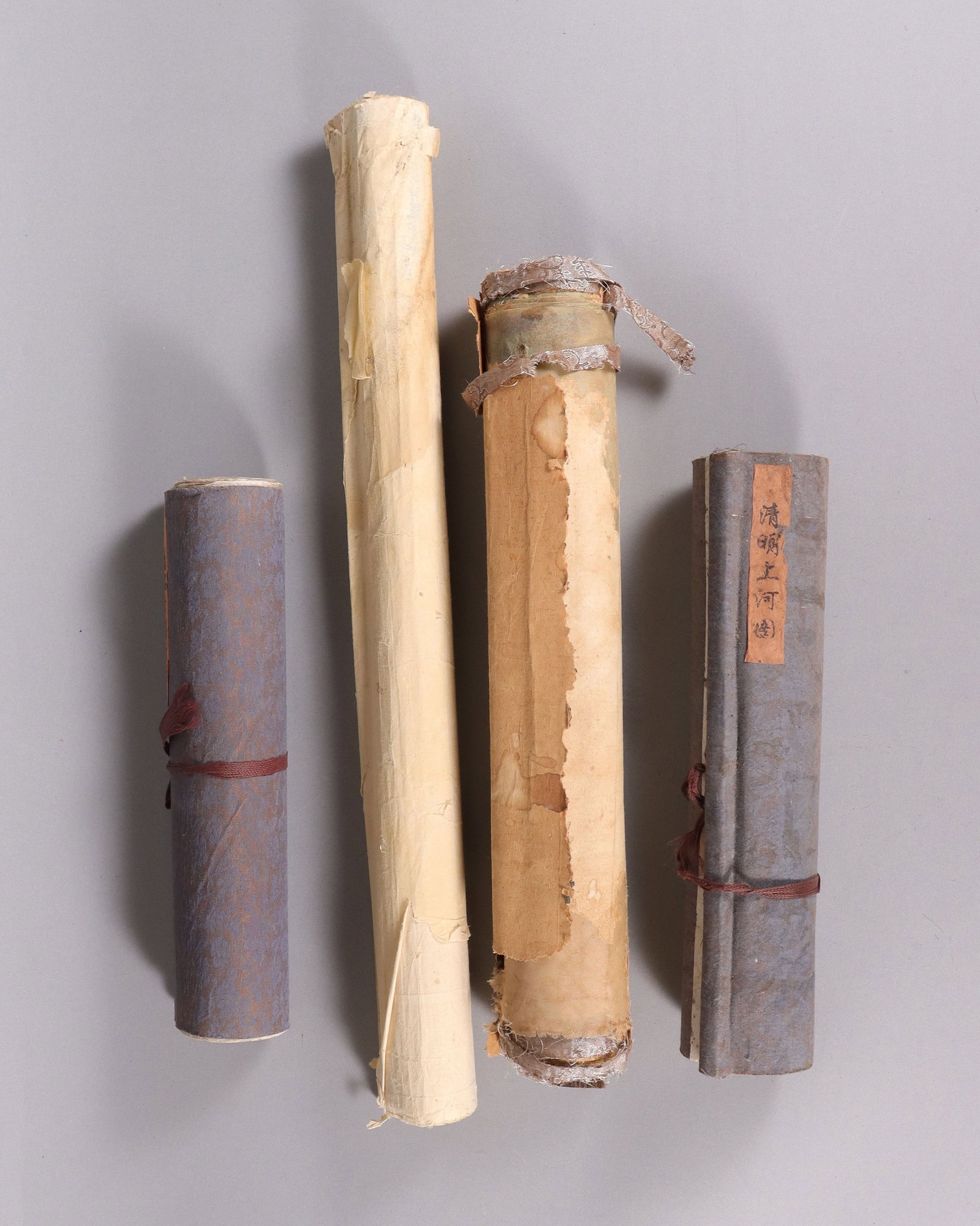 Lots Chinese fine scrolls: Lots Chinese fine scrolls, from an estate. Condition selling it as is. All sales are final.