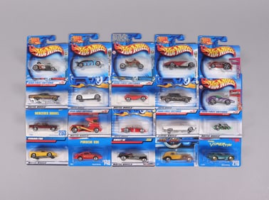 Lots Hot Wheels in packaging
