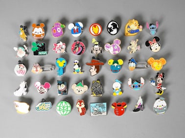 Lots vintage Disney pins