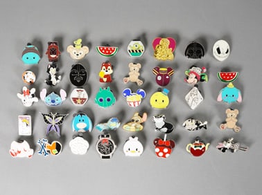 Lots vintage Disney pins