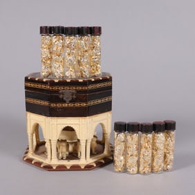 Lots gold flakes in fine box