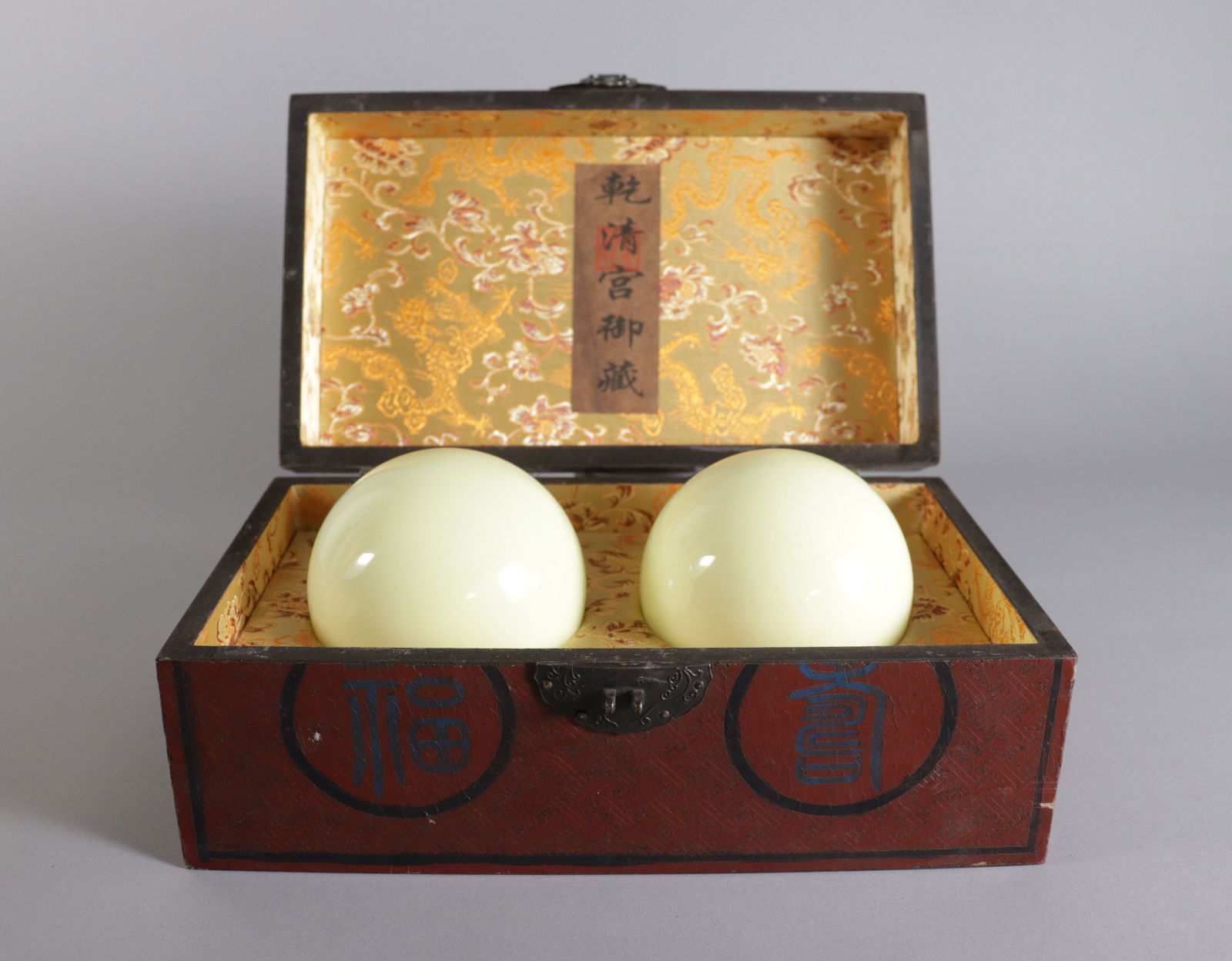 Lots Chinese large glow balls (1 of 5)