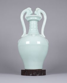Chinese fine dragon handled vase