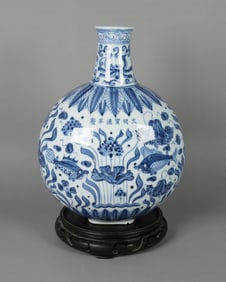 Chinese b/w flask vase