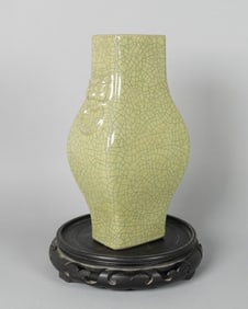 Chinese fine crackled vase