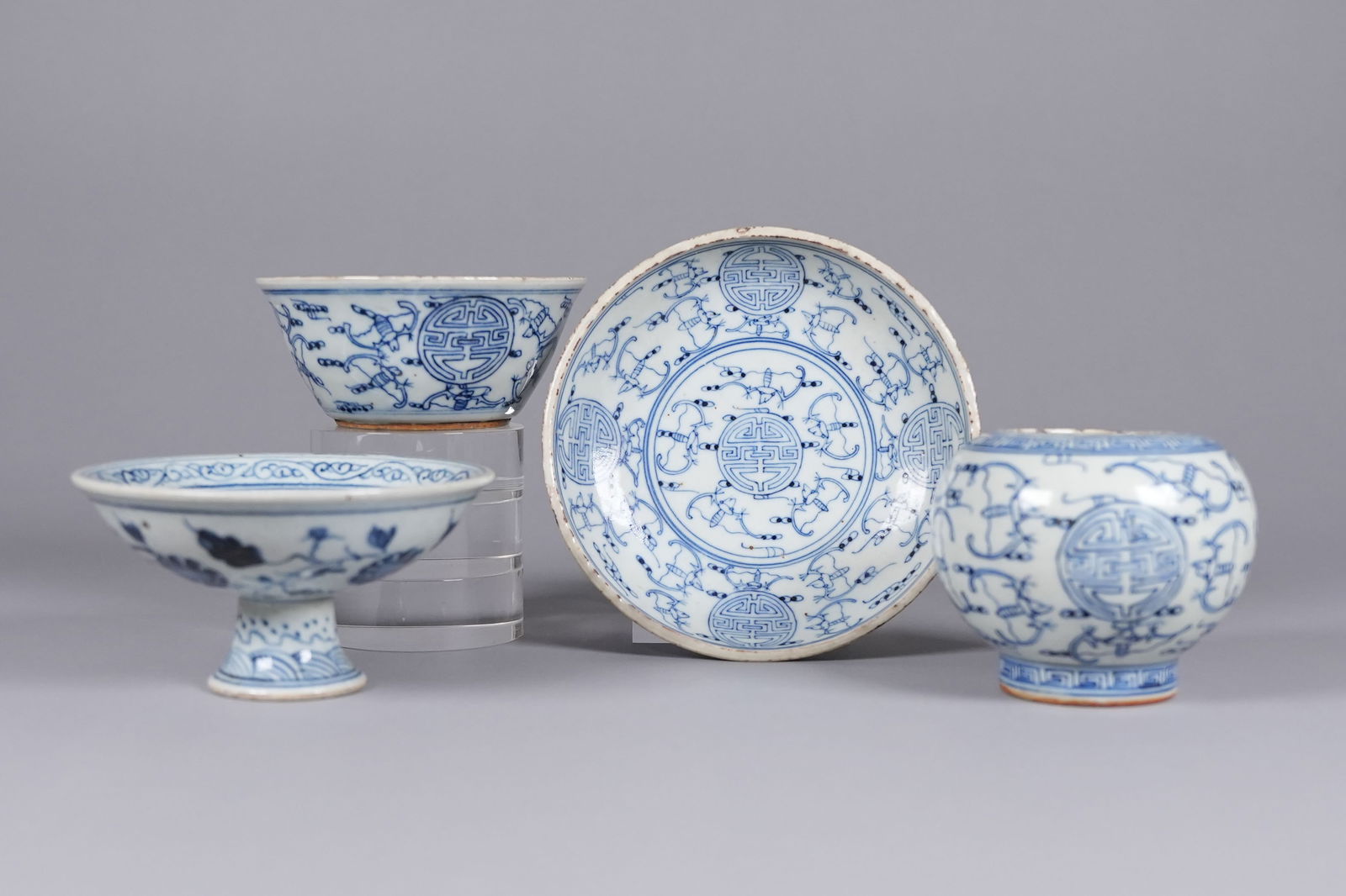 Lots Chinese antique b/w porcelains: Lots Chinese antique blue and white porcelains. Largest H: 1.6" x W: 5.9."