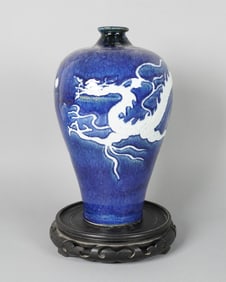 Chinese fine blue dragon vase