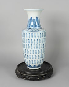 Chinese fine b/w vase