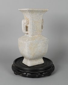 Chinese fine crackled vase