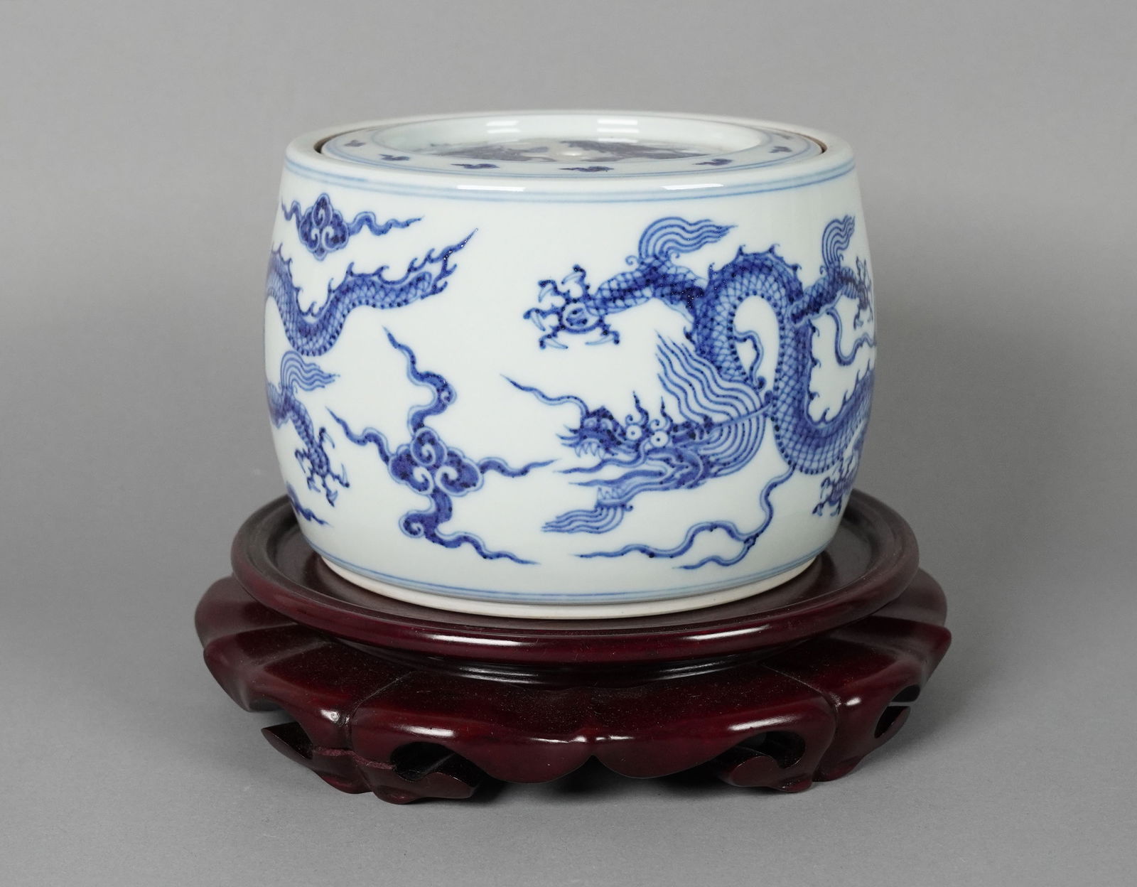 Chinese b/w dragon jar (1 of 6)