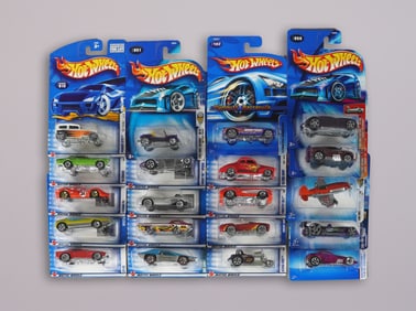 Lots Hot Wheels in packaging