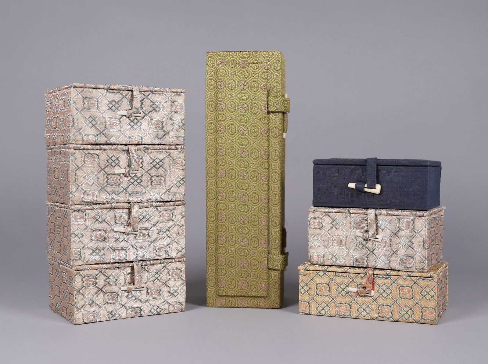 Lots Chinese vintage silk boxes: Lots Chinese vintage silk boxes.
